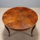 Table ronde élégante avec tiroir et pieds galbés