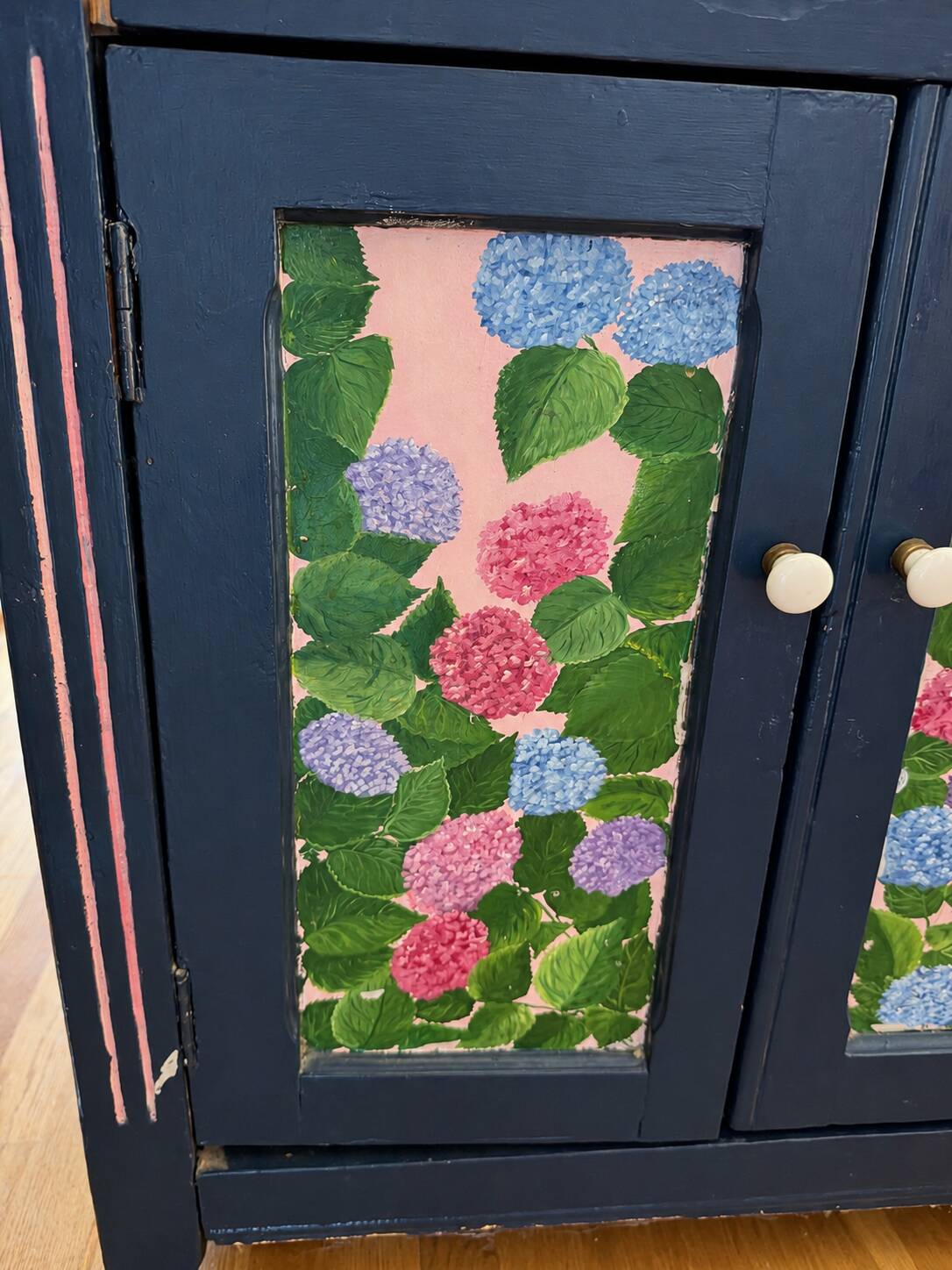 Petit buffet parisien peint bleu à décor d’hortensias