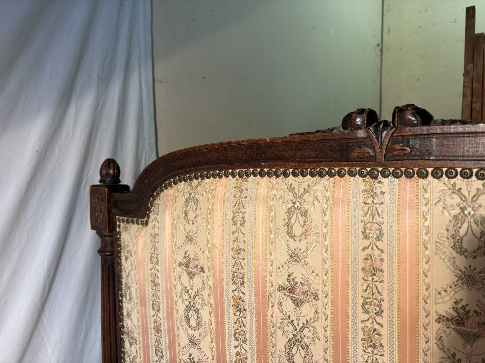 Antique Louis XVI style daybed in carved wood and patterned fabric