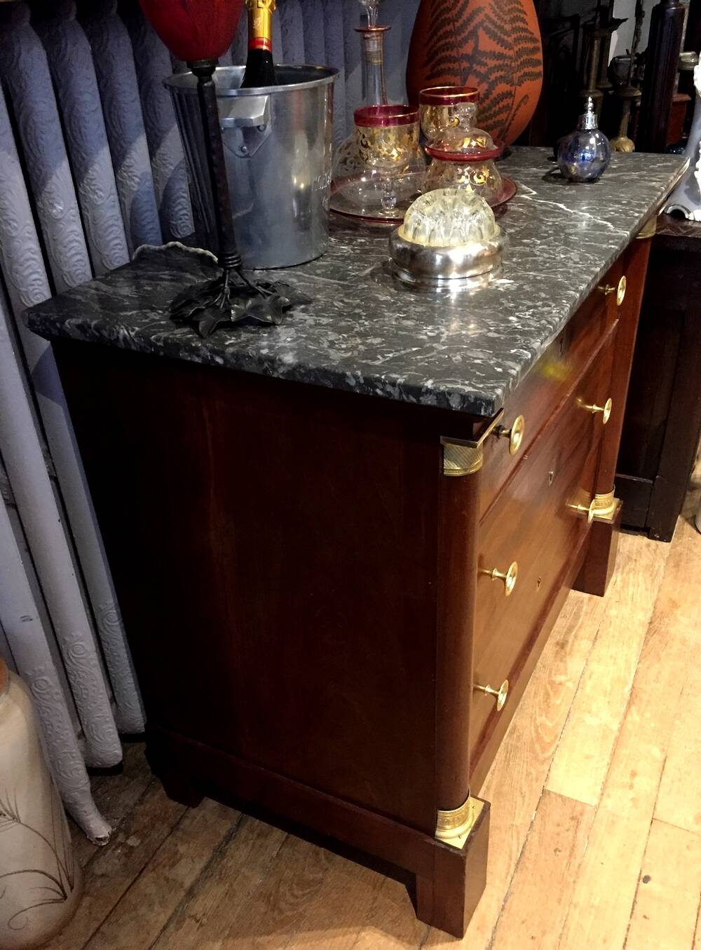 Empire chest of drawers with half columns in mahogany and gilded bronze