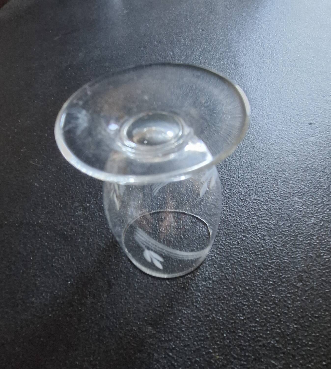 Port decanter and its 6 glasses