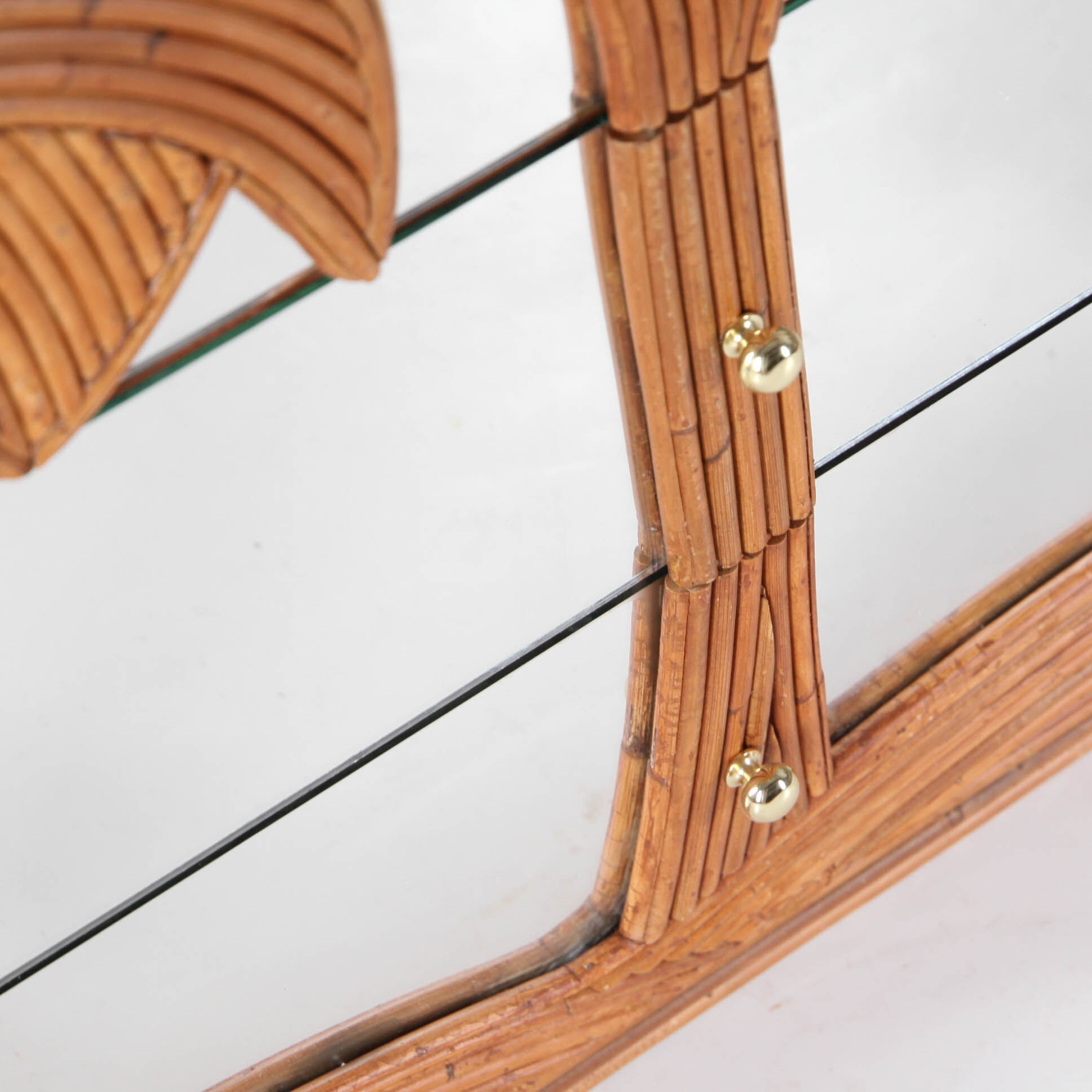Commode en rotin et miroirs