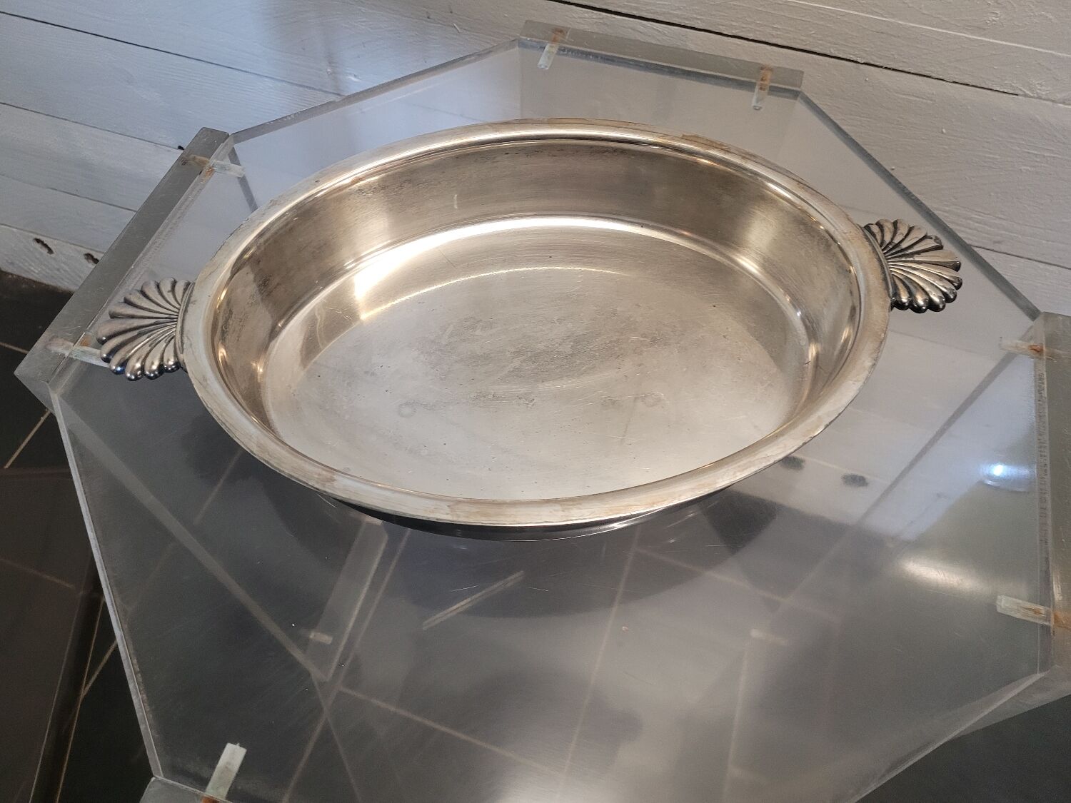 Hollow plate in silver metal