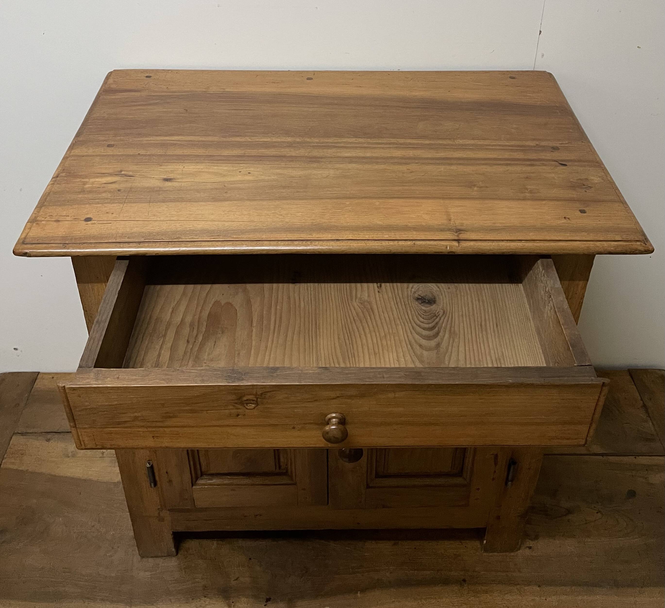 Small Community Furniture in Walnut from the end of the 18th century
