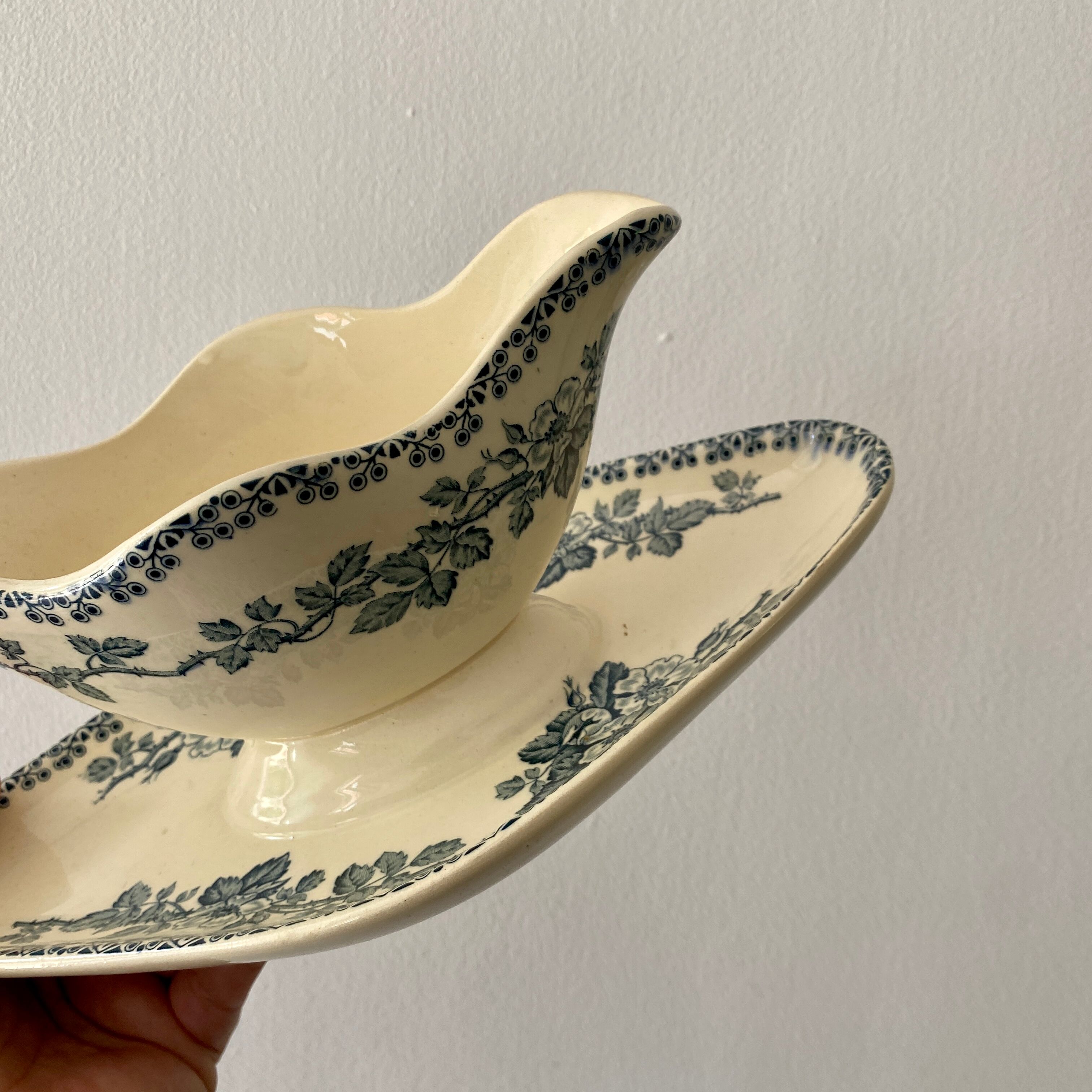 Old sauce pot in iron earth, Guadeloupe model of Saint amand