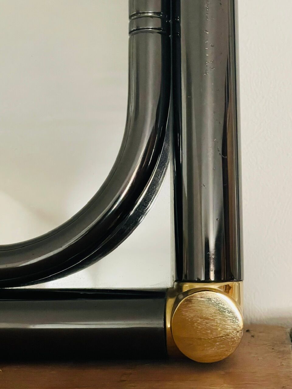 Vintage rectangular wall mirror in tubular metal and brass, 1970s/1980s.