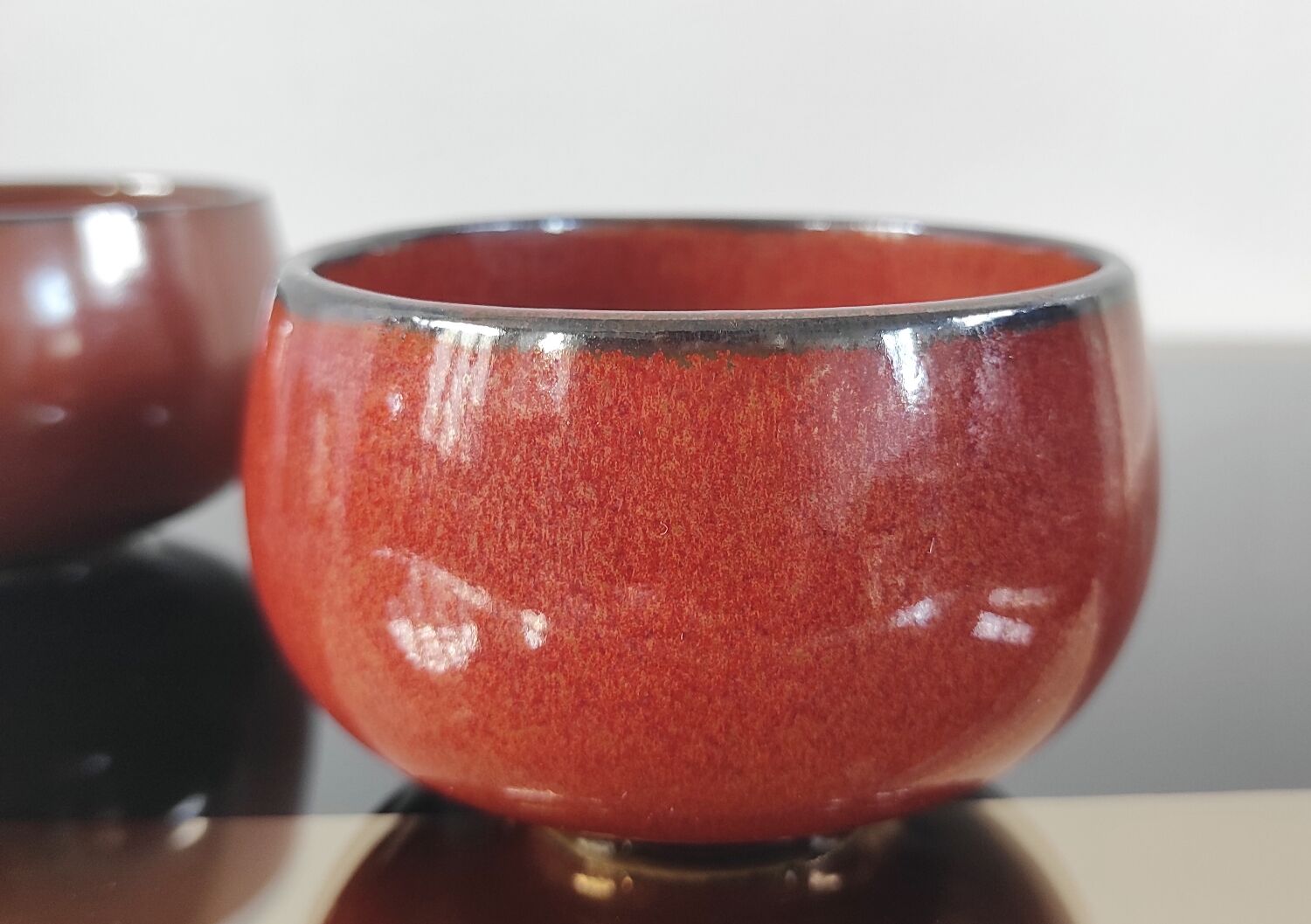 Duo de coupelles vintage en céramique rouge émaillée