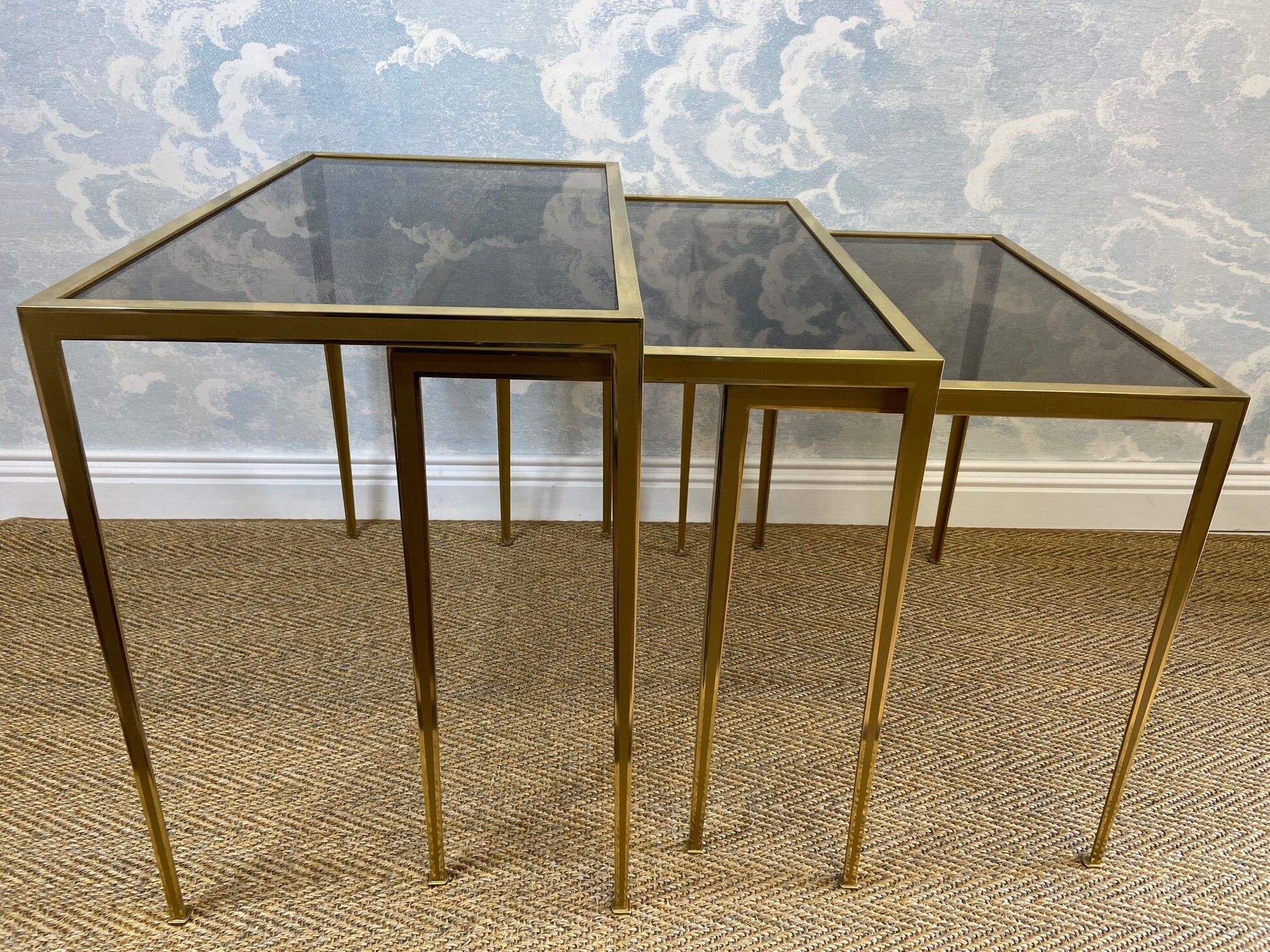 Set of 3 nesting tables in brass, Hollywood Regency, Vereinigte Werkstätten, Germany, 1960s.