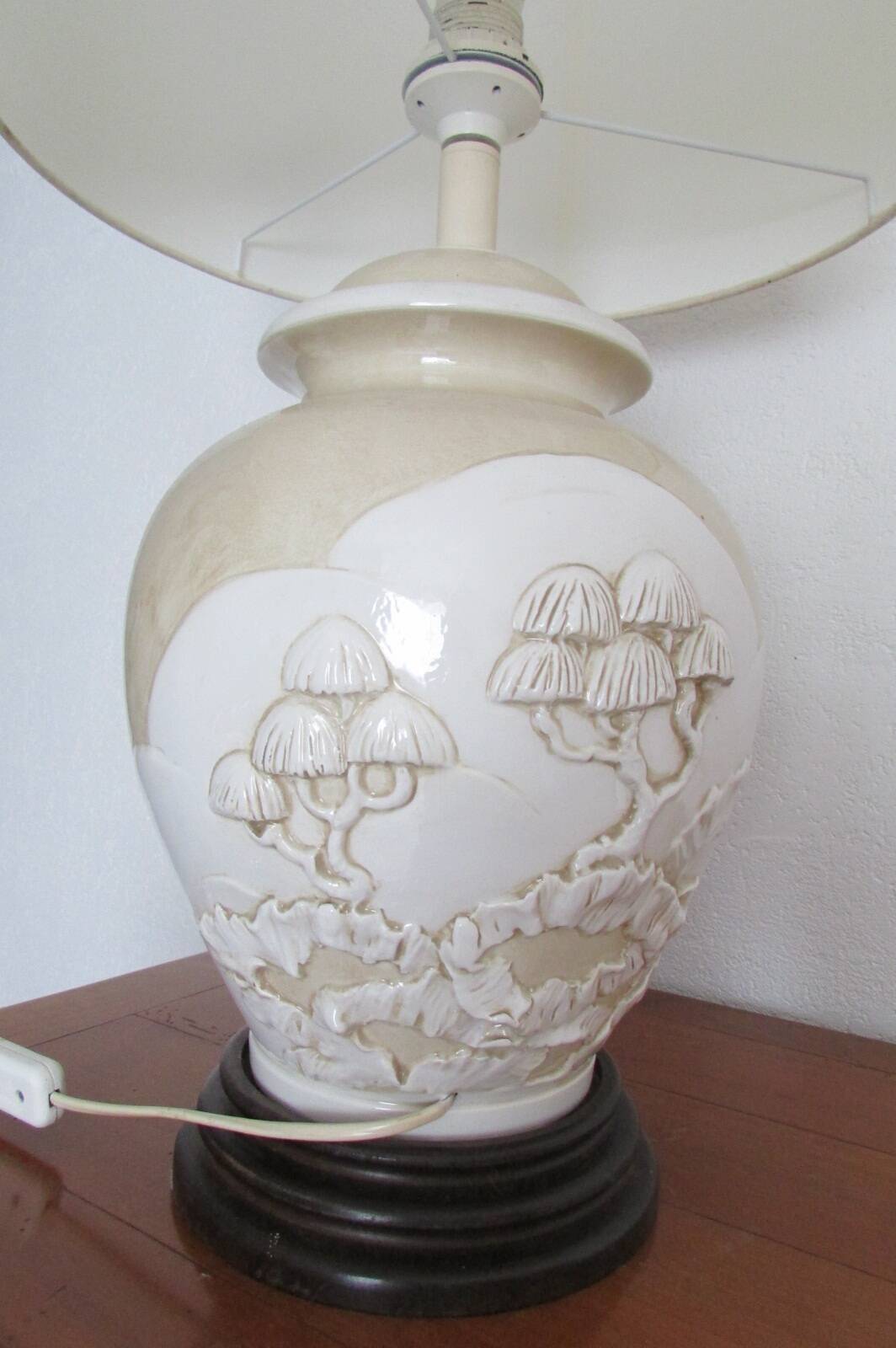 Large enameled porcelain lamp in relief, Asian pattern