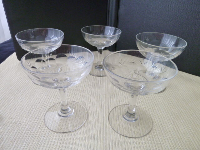 Set de 5 coupes à champagne anciennes en verre soufflé