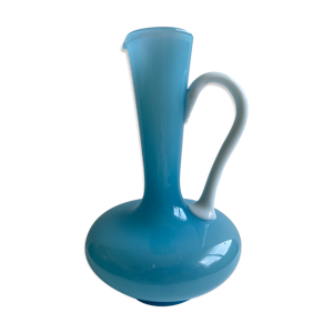 Pichet en opaline bleu