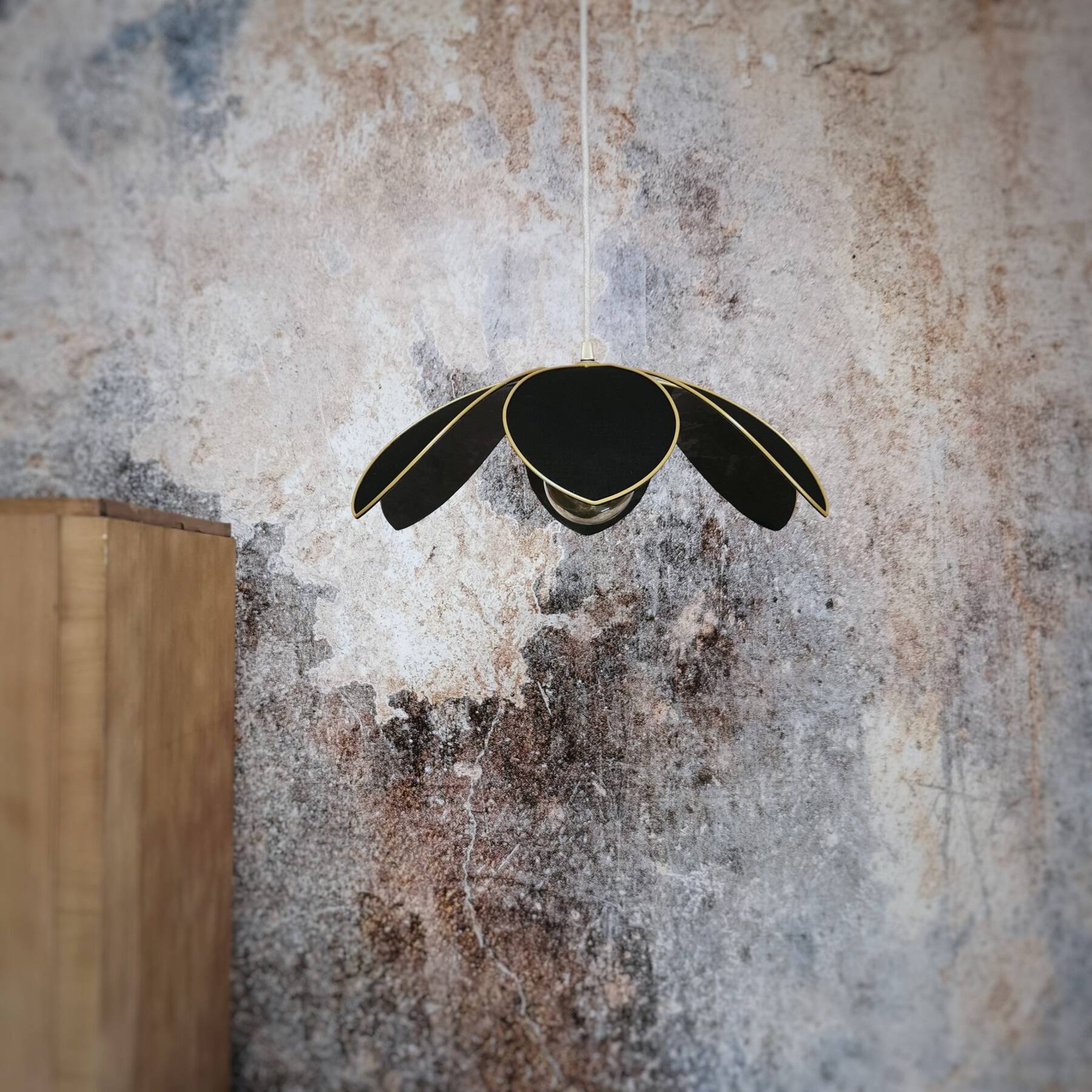 Flower suspension with metal structure and 6 black linen petals