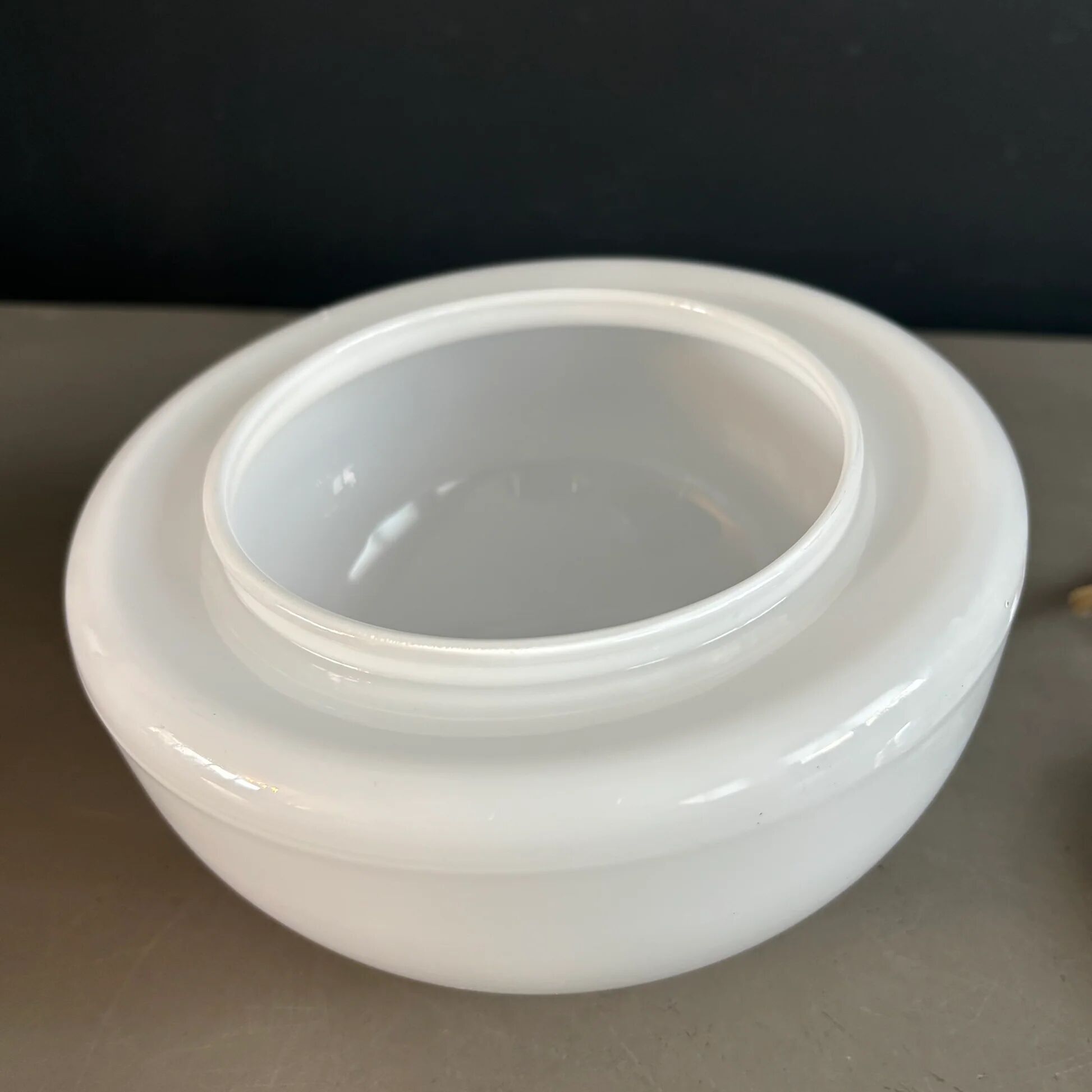 Plafonnier / applique demi-sphère en verre blanc - Ref 1364