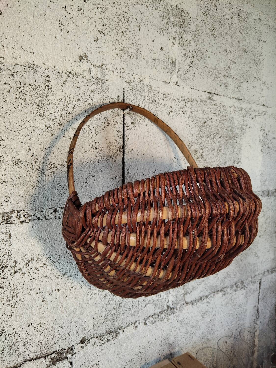 Basket of popular art in wicker – Handle carved with snakes – 20th century