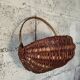 Panier d’art populaire en osier – Anse sculptée aux serpents – XXe siè