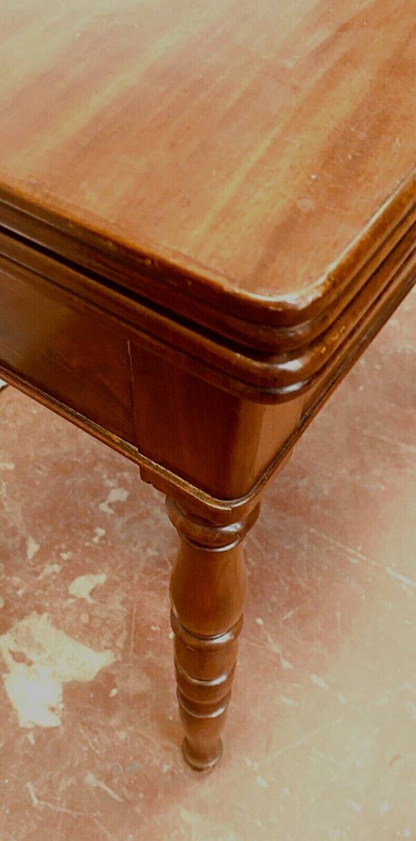 Table a jeu de style Louis Philippe en acajou et placage XIX siècle