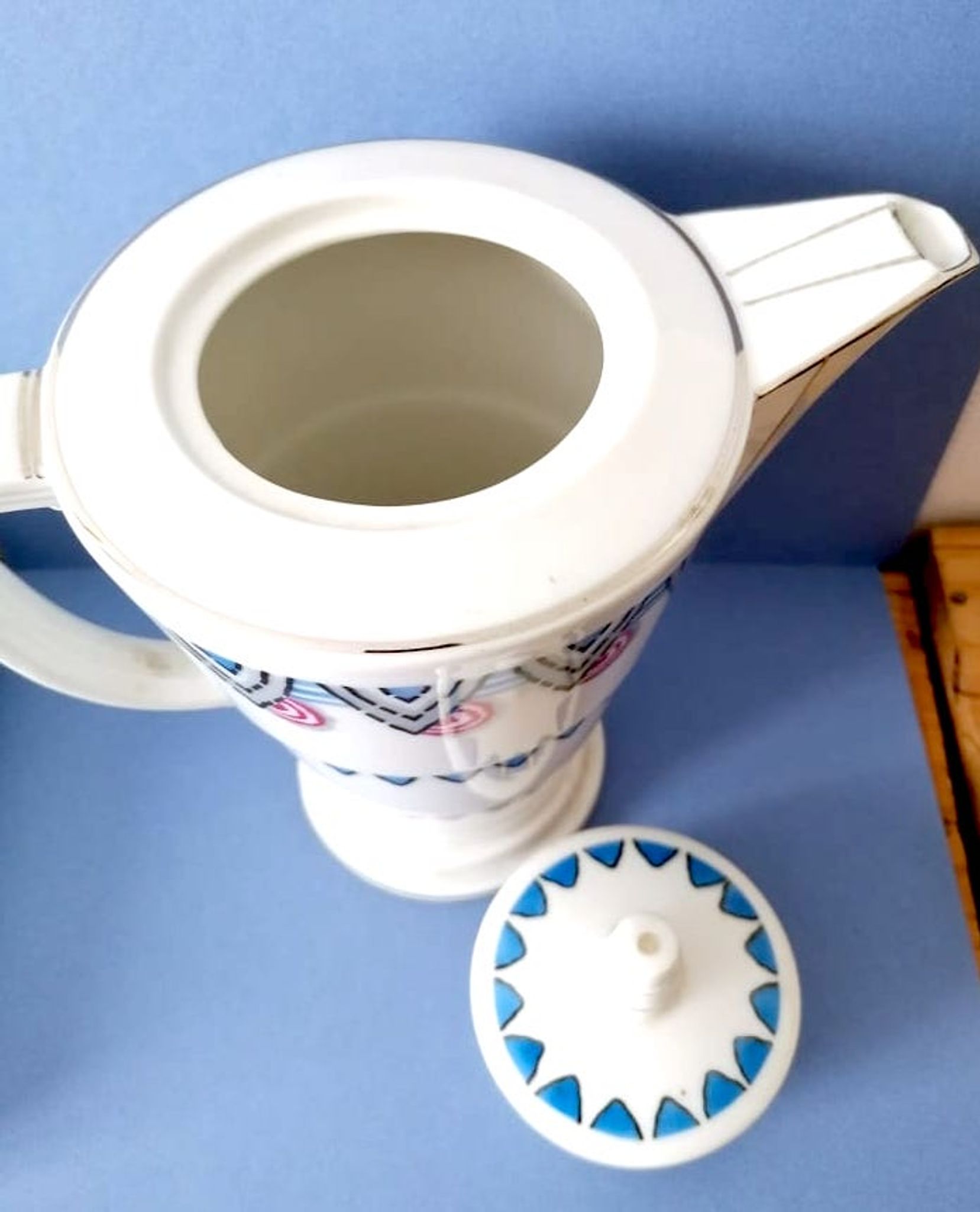 Théière en porcelaine de Limoges à décor géométrique
