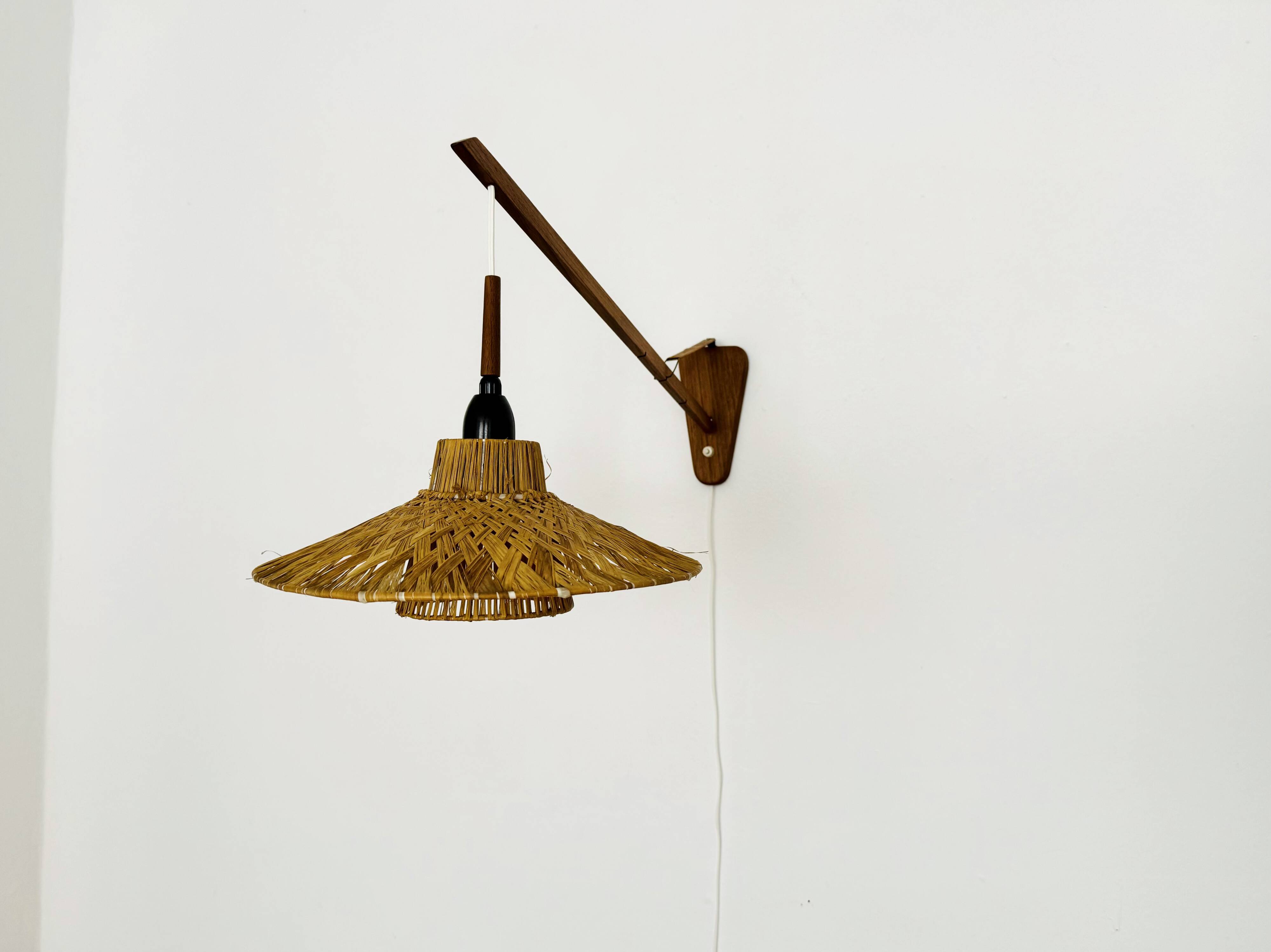 Lampe murale en teck et raffia ajustable