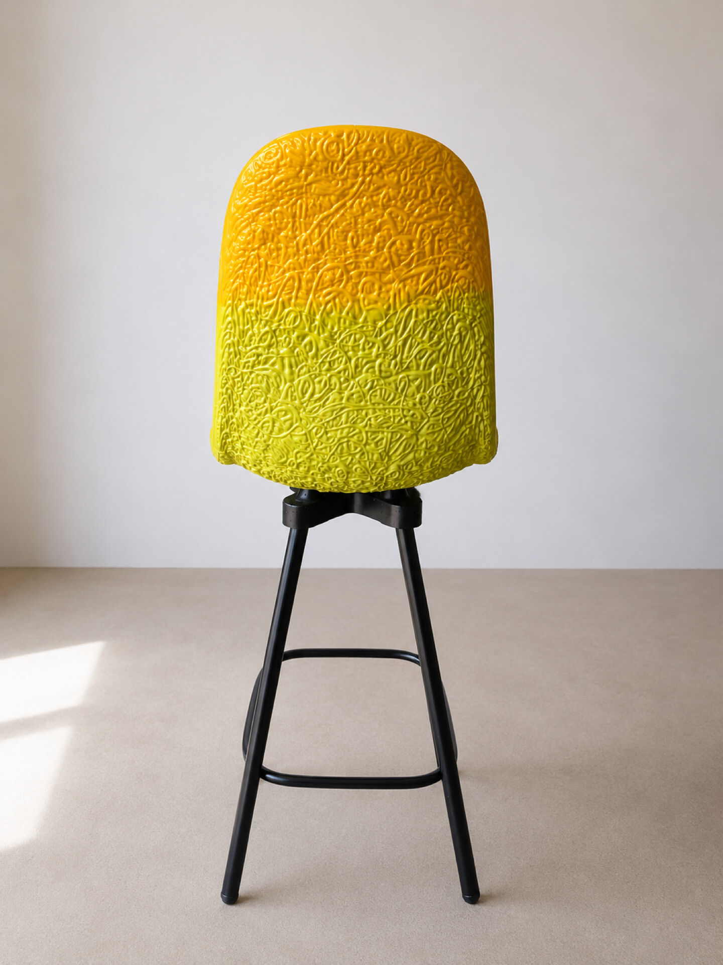 Lot de 4 tabourets de bar design sculptural – coques texturées bicolor