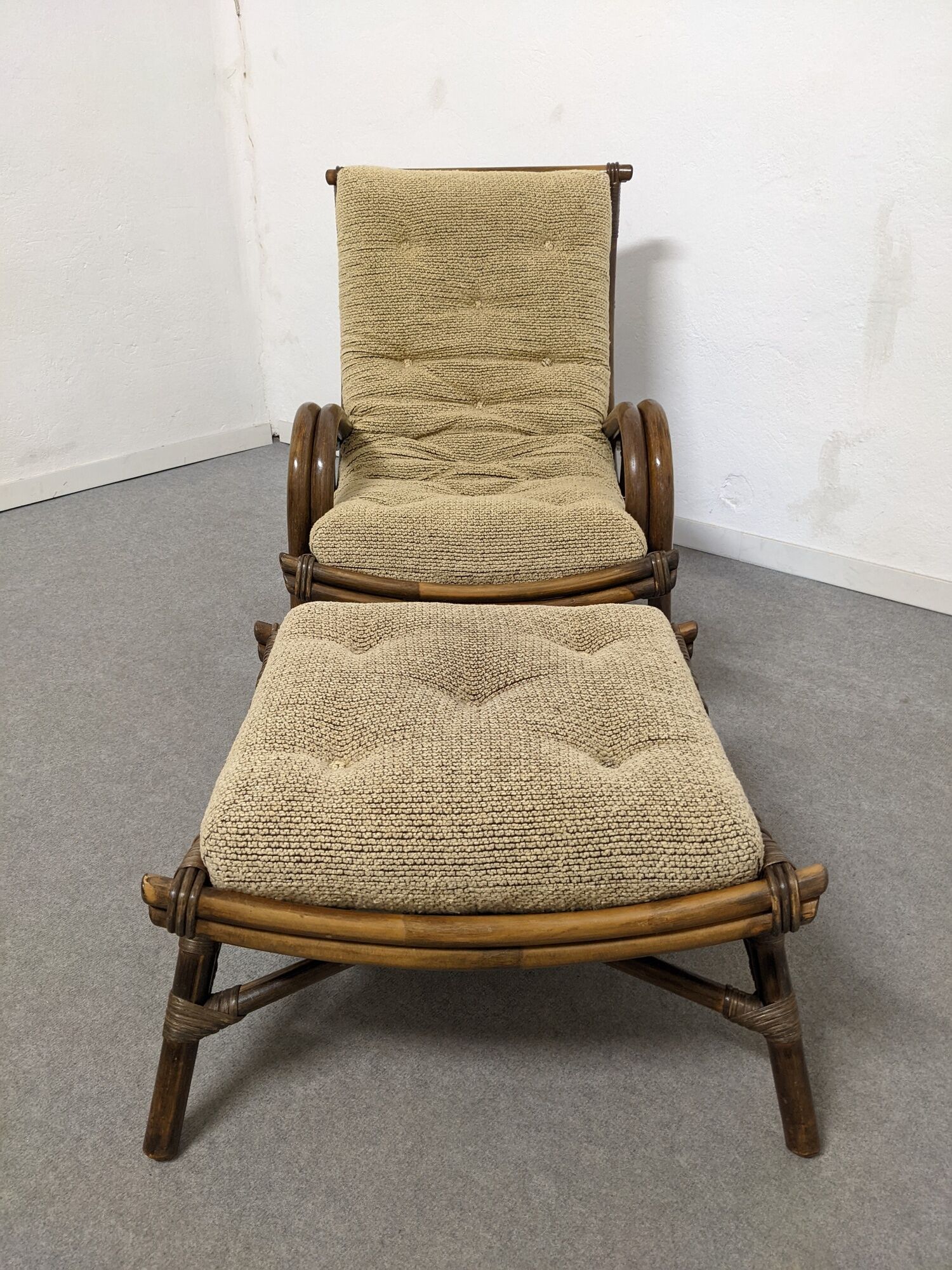 Living room in bamboo and rattan of the 60s/70s (4 armchairs 2 ottomans 1 coffee table + cushions)