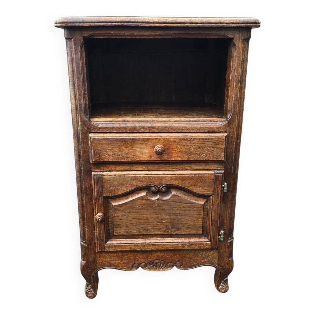 Petit meuble d’appoint en chêne sculpté style Louis XV