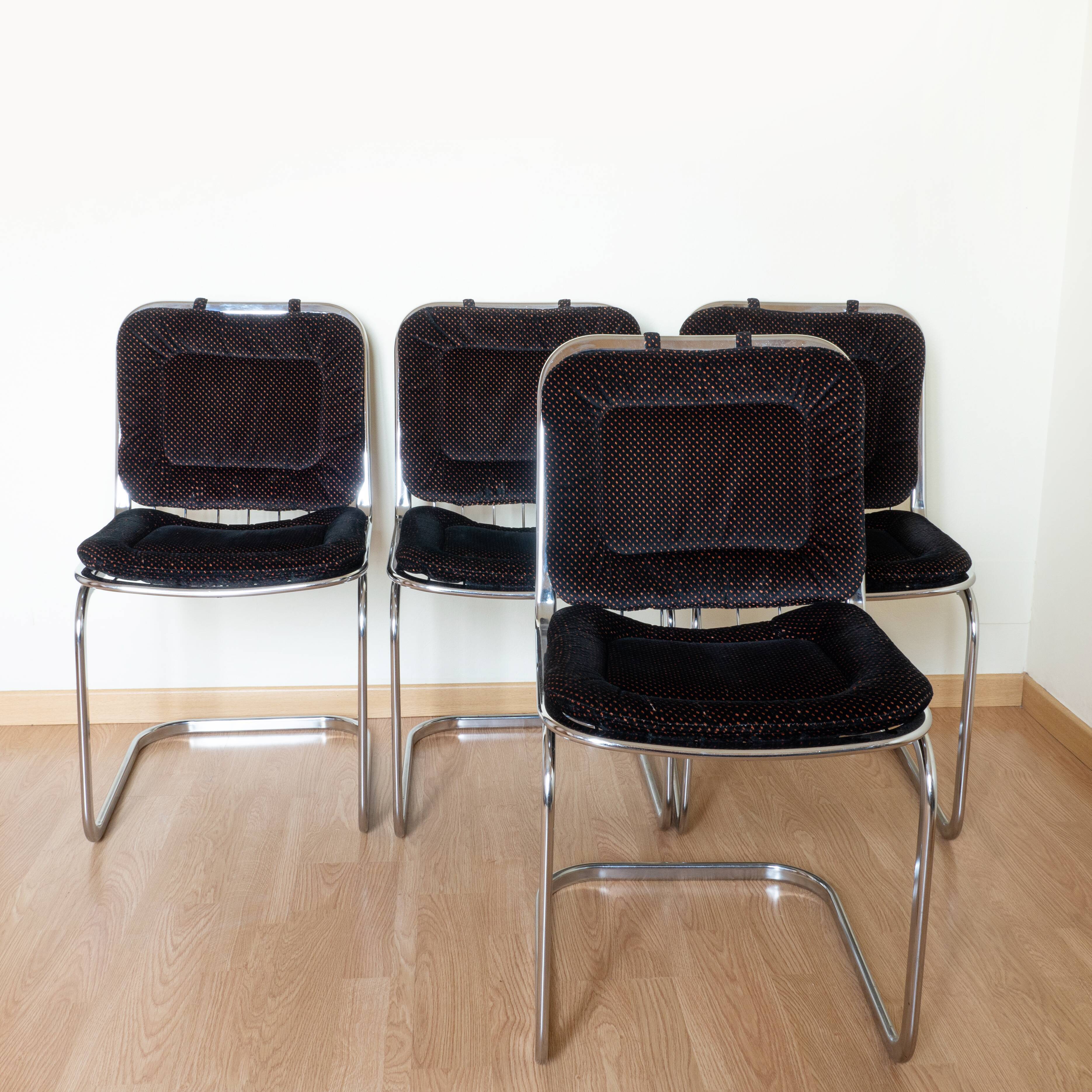 Lot 4 chrome metal chairs, black velvet cushion