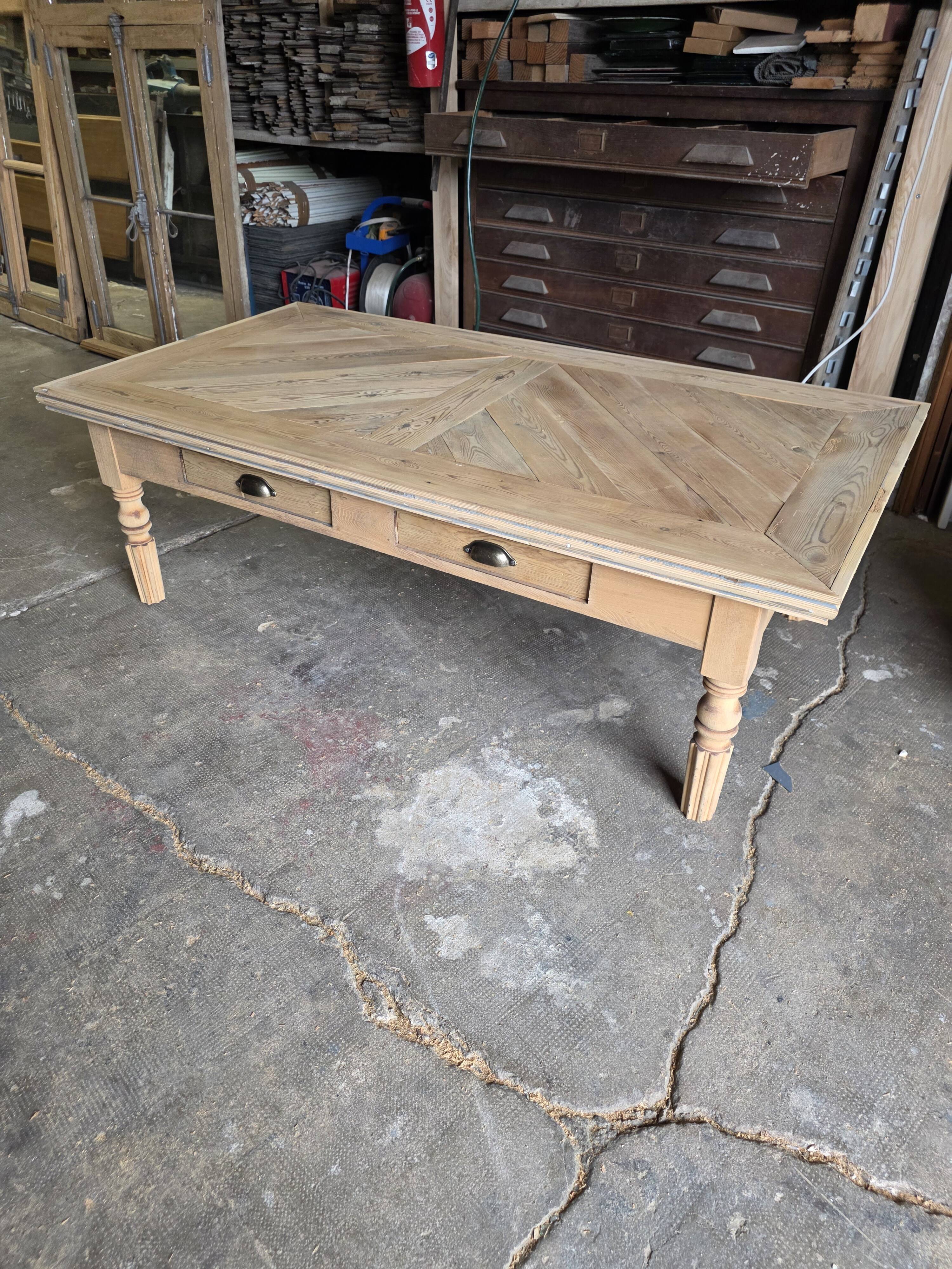 Table basse ancienne dessus sapin en pointe de Hongrie