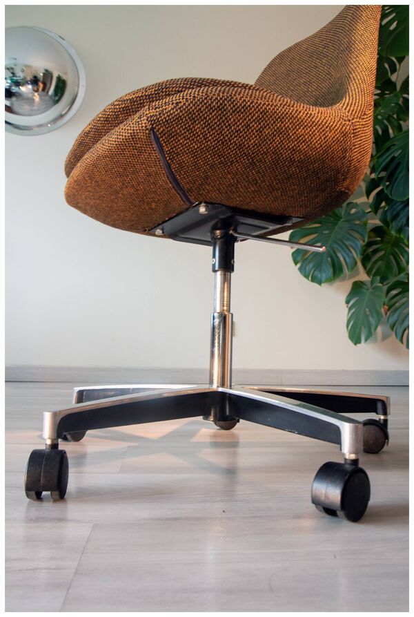 Chaise tulipe 70's, tissus lainé orangé et fonte d'aluminium