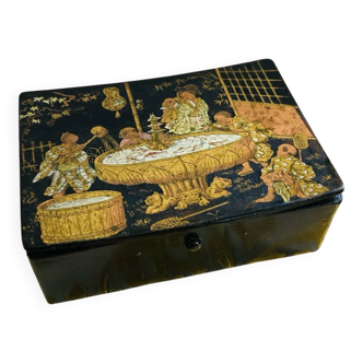 19th-century Chinese lacquer jewellery box, hand-decorated.