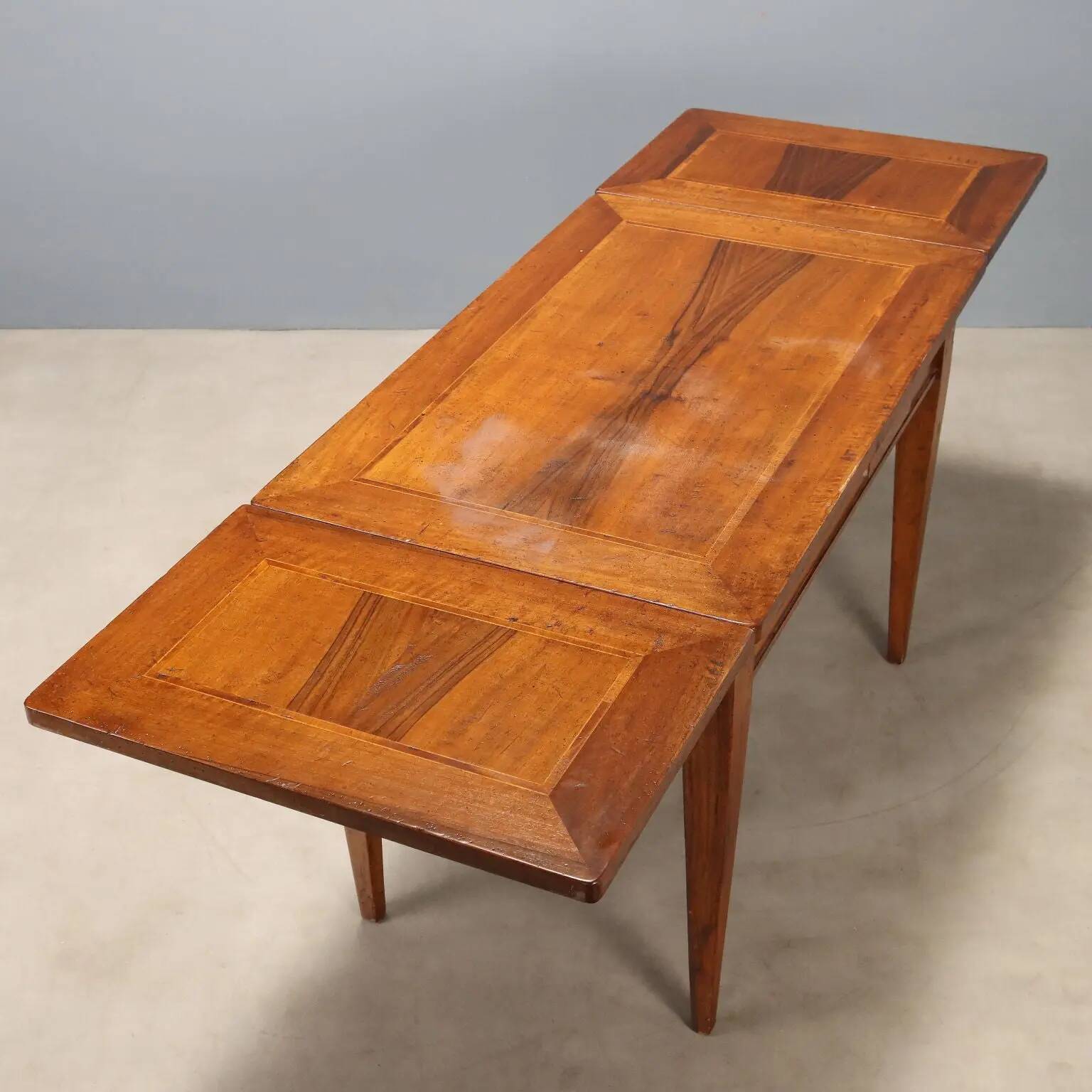 Table ancienne style Directoire en noyer et érable, Italie, XXe siècle