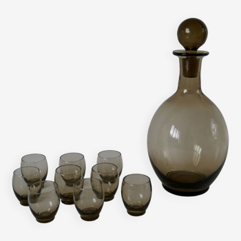 Ensemble composé d'une carafe et de de 9 verres à liqueur design en verre fumé art déco années 30