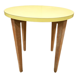 Formica jaune & table d’appoint en bois