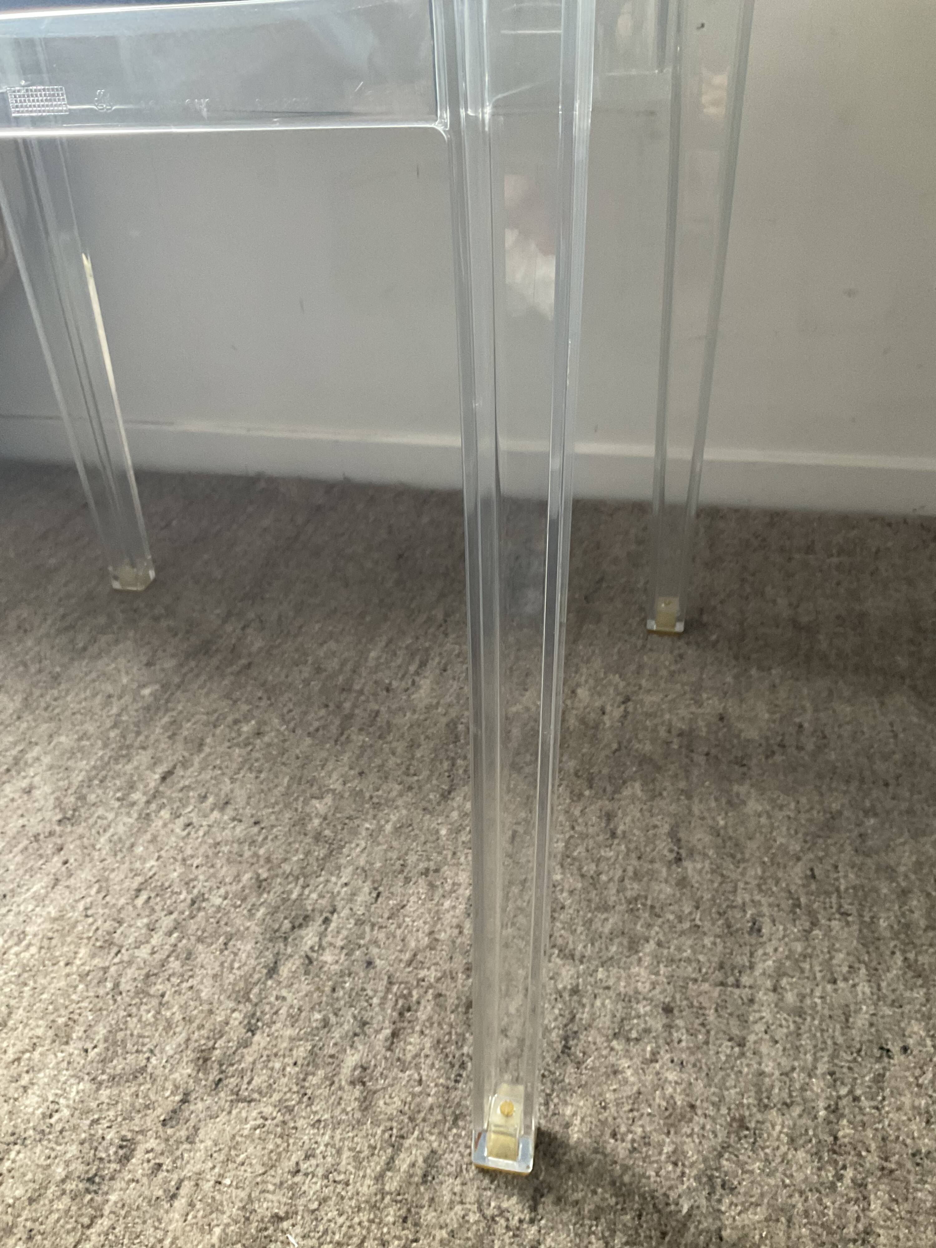 Ensemble Philippe Starck Kartell table à manger Top Top et 2 fauteuils Louis Ghost