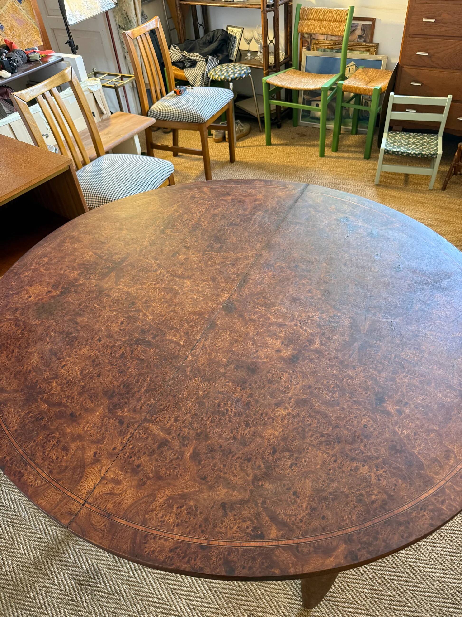 Oval extendable dining table in wood and walnut burl veneer.