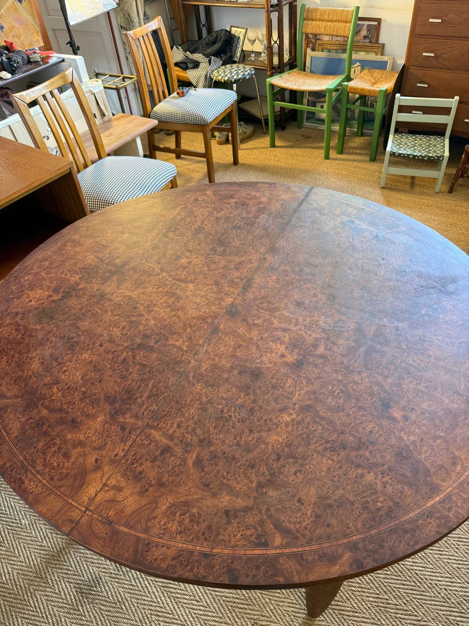 Oval extendable dining table in wood and walnut burl veneer.