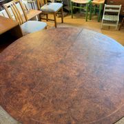 Oval extendable dining table in wood and walnut burl veneer.