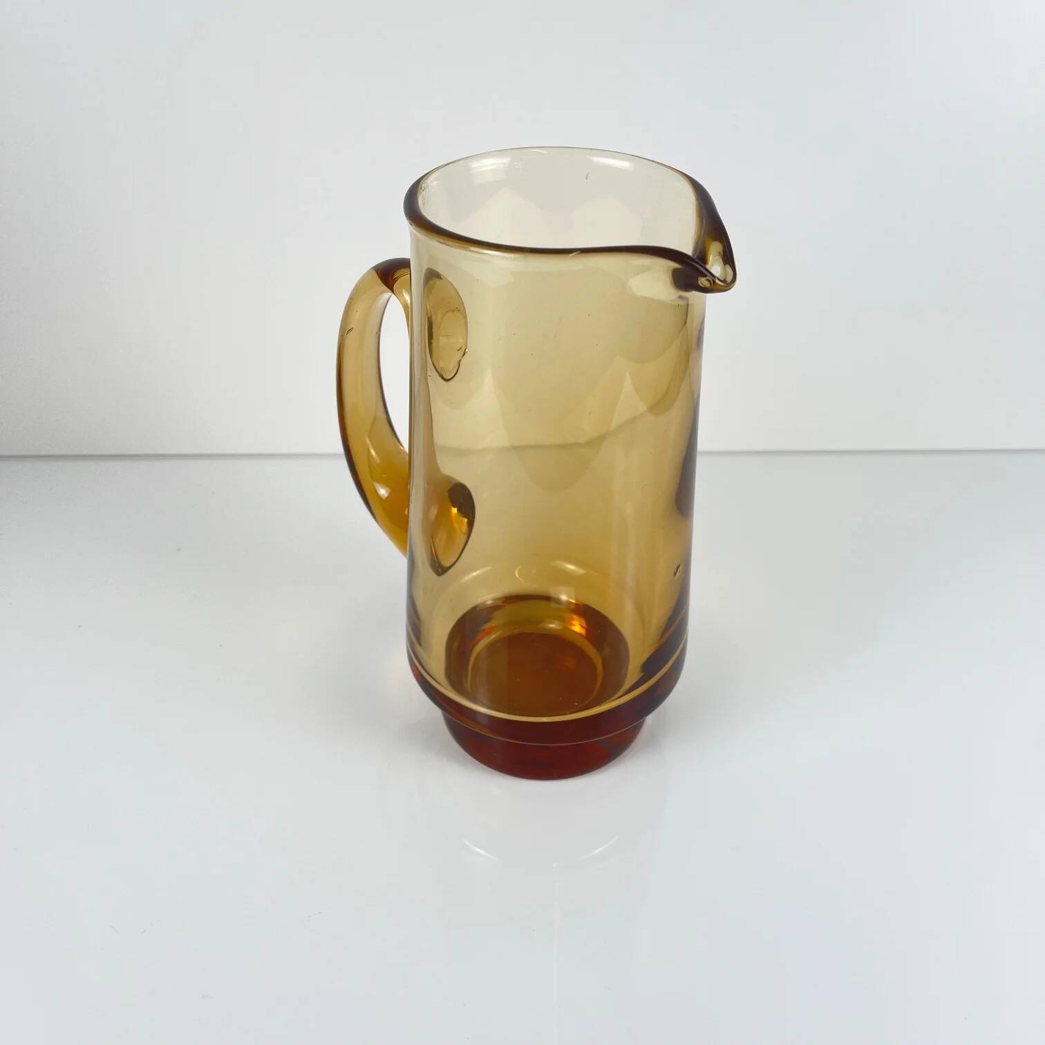 Pichet en verre soufflé ambré