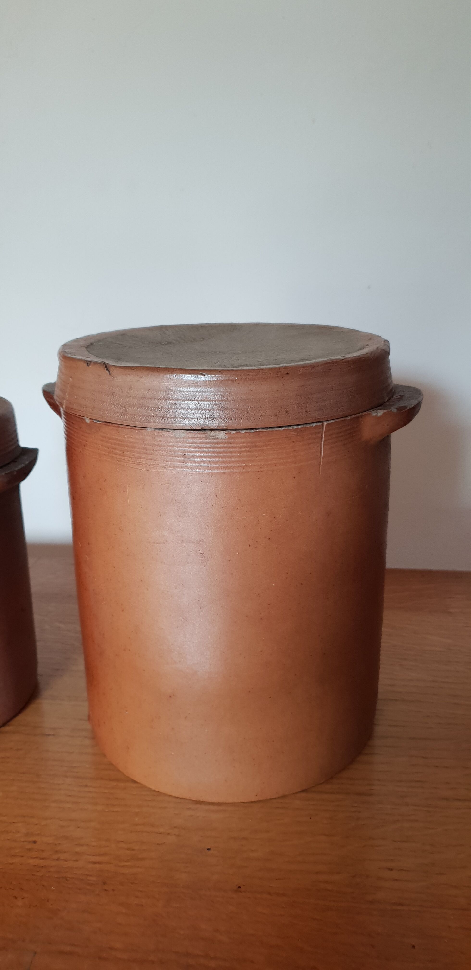 Set of three pots in sandstone