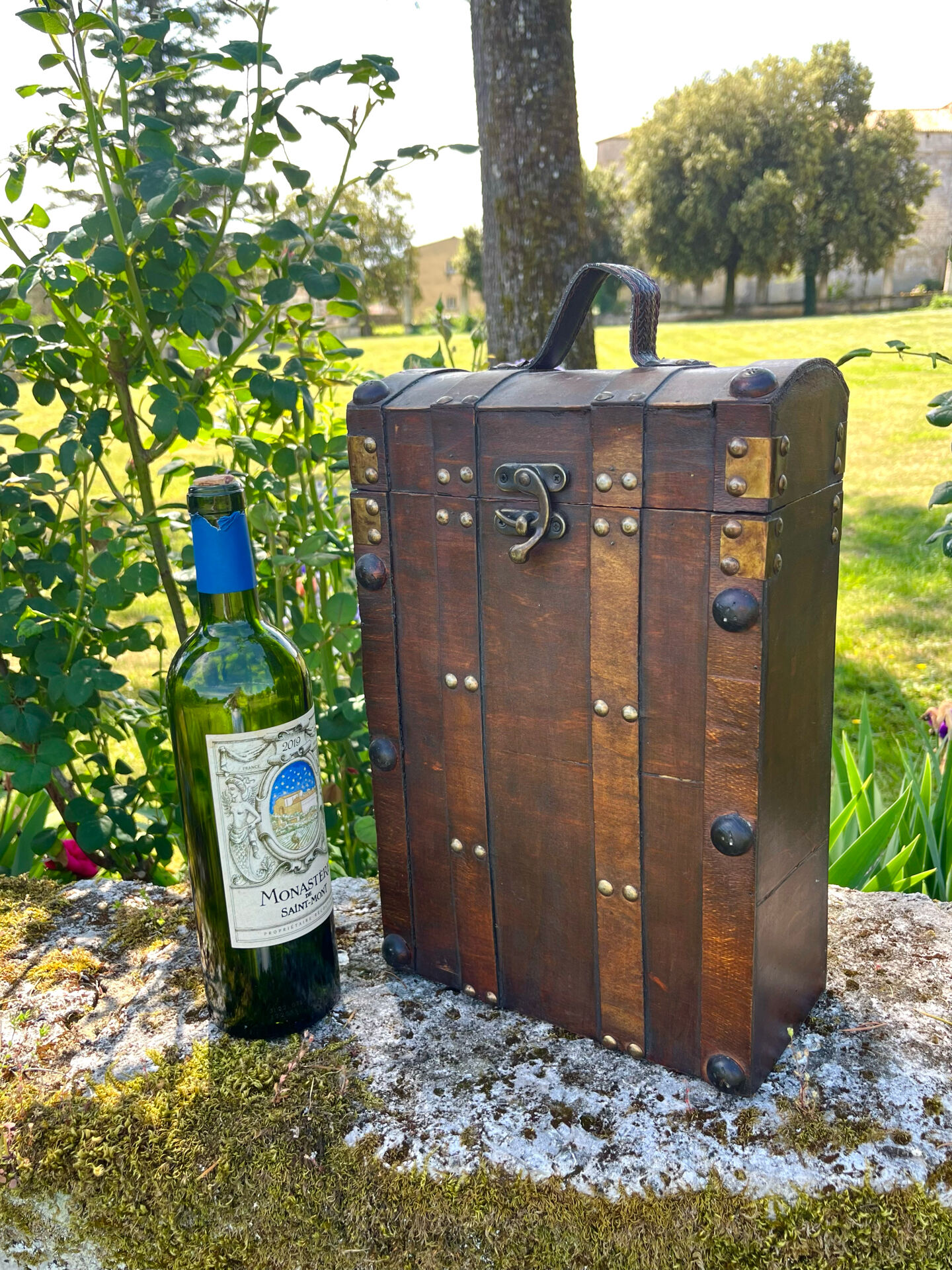Coffre en bois pour deux bouteilles de vin avec compartiment secret