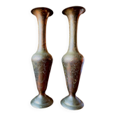 Paire de vases soliflores vintage en laiton gravé à la main