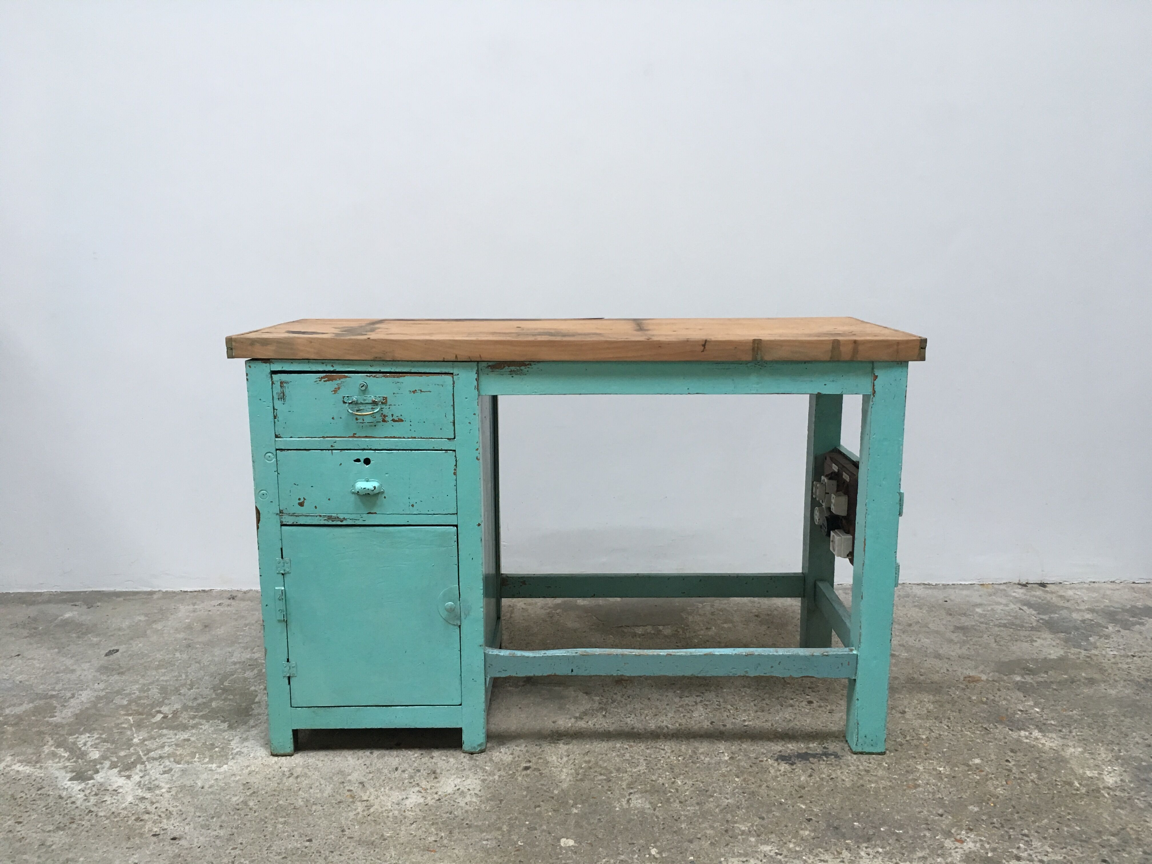 Counter desk established mint