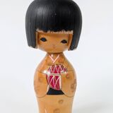 Poupée Kokeshi vintage japonaise avec kimono rouge et nœud