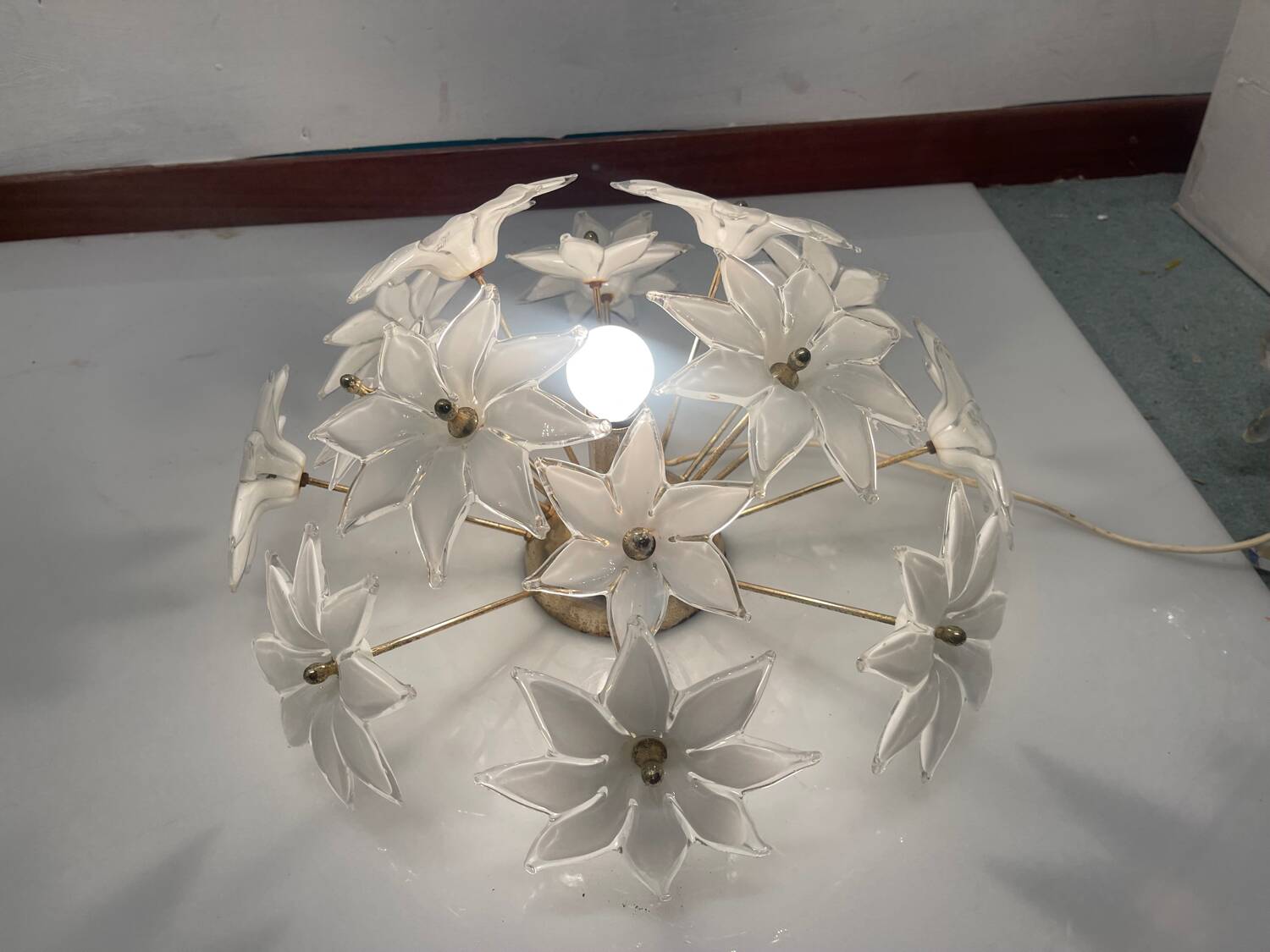 Lampe de table en verre de Murano blanc et laiton, années 1970