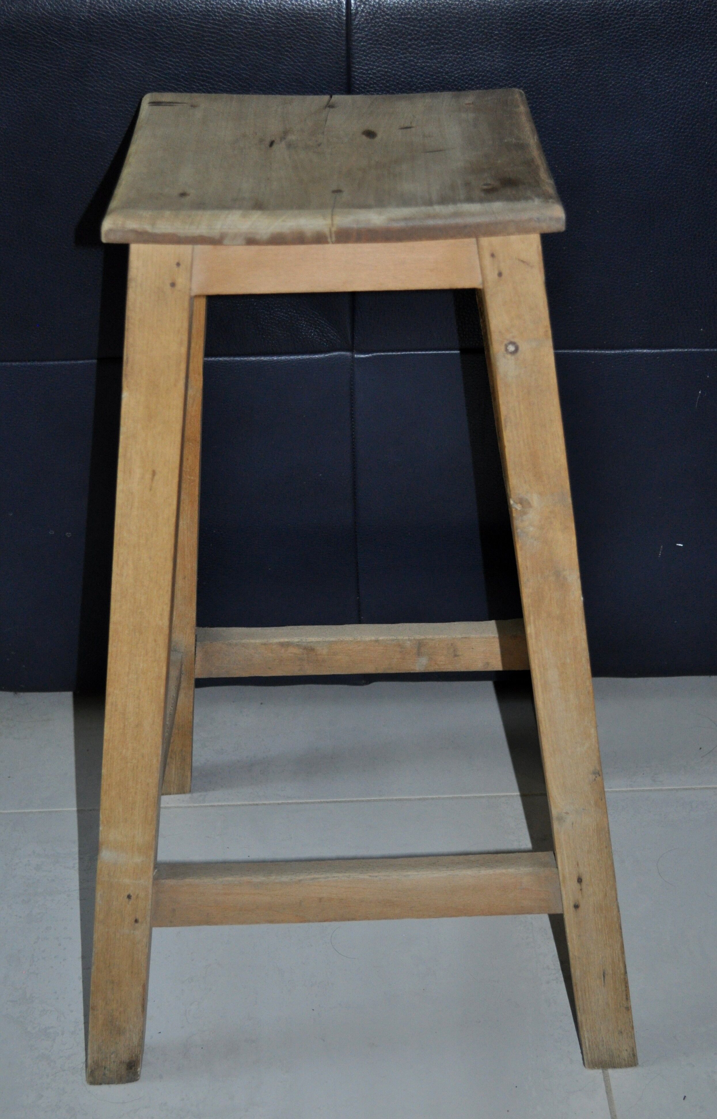 Rustic tabouret made in Périgord