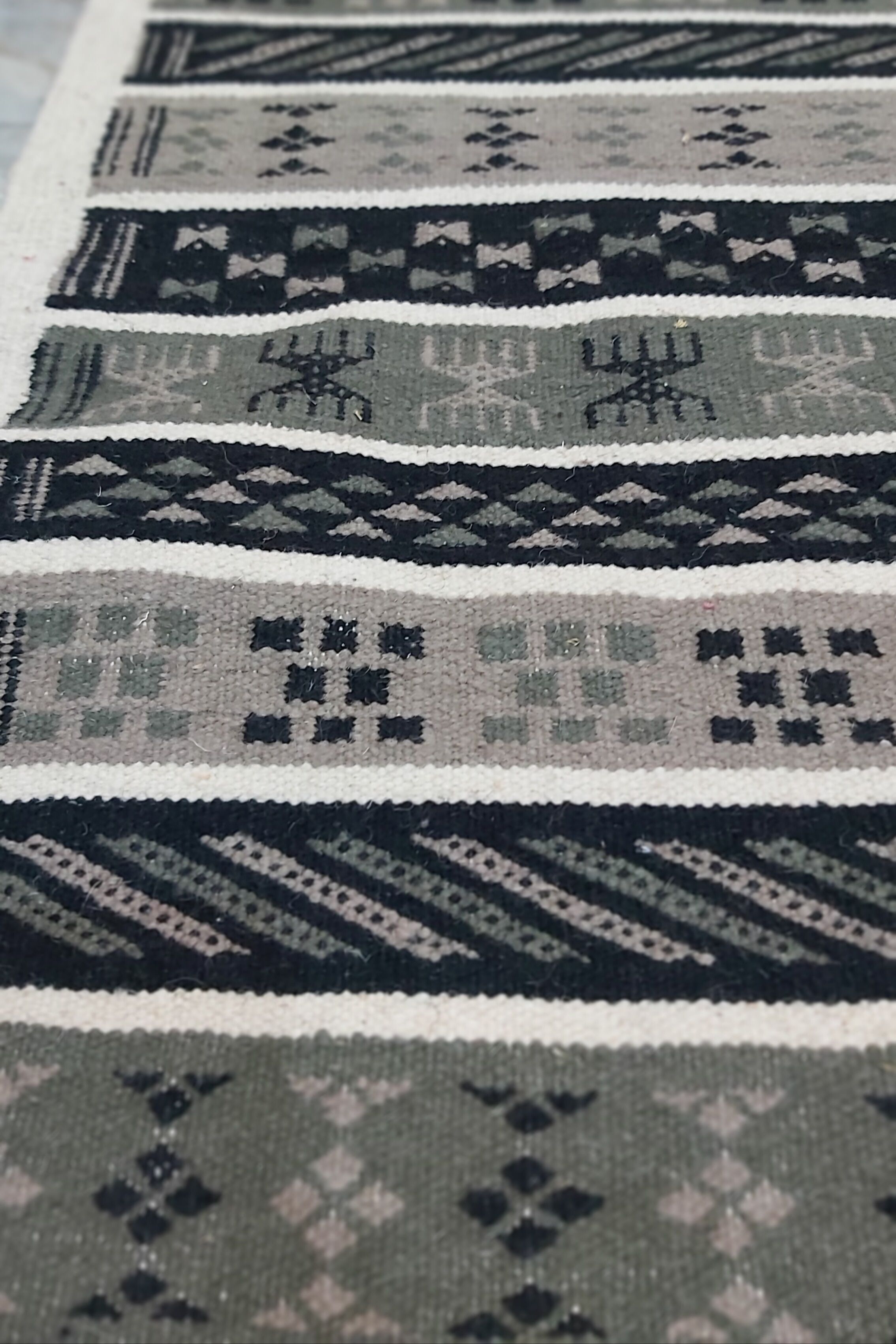 Traditional handmade grey and white black carpet 76x149cm