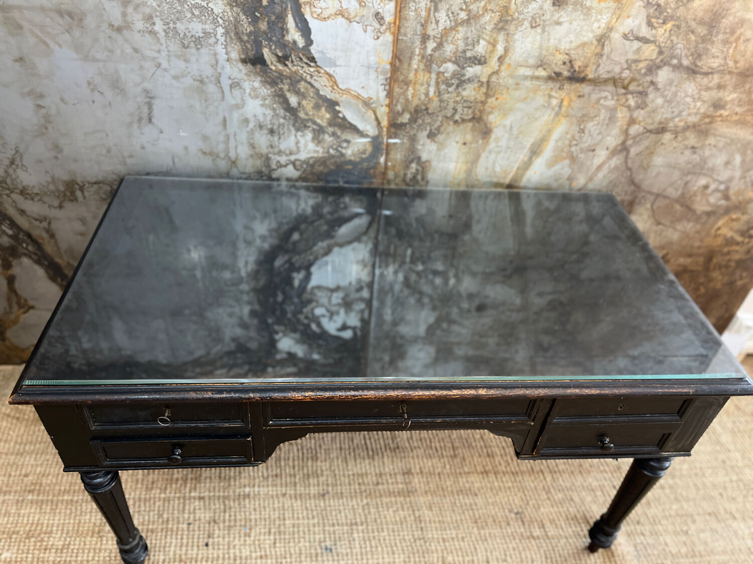 Bureau XIXeme laqué noir et sous main verre biseauté