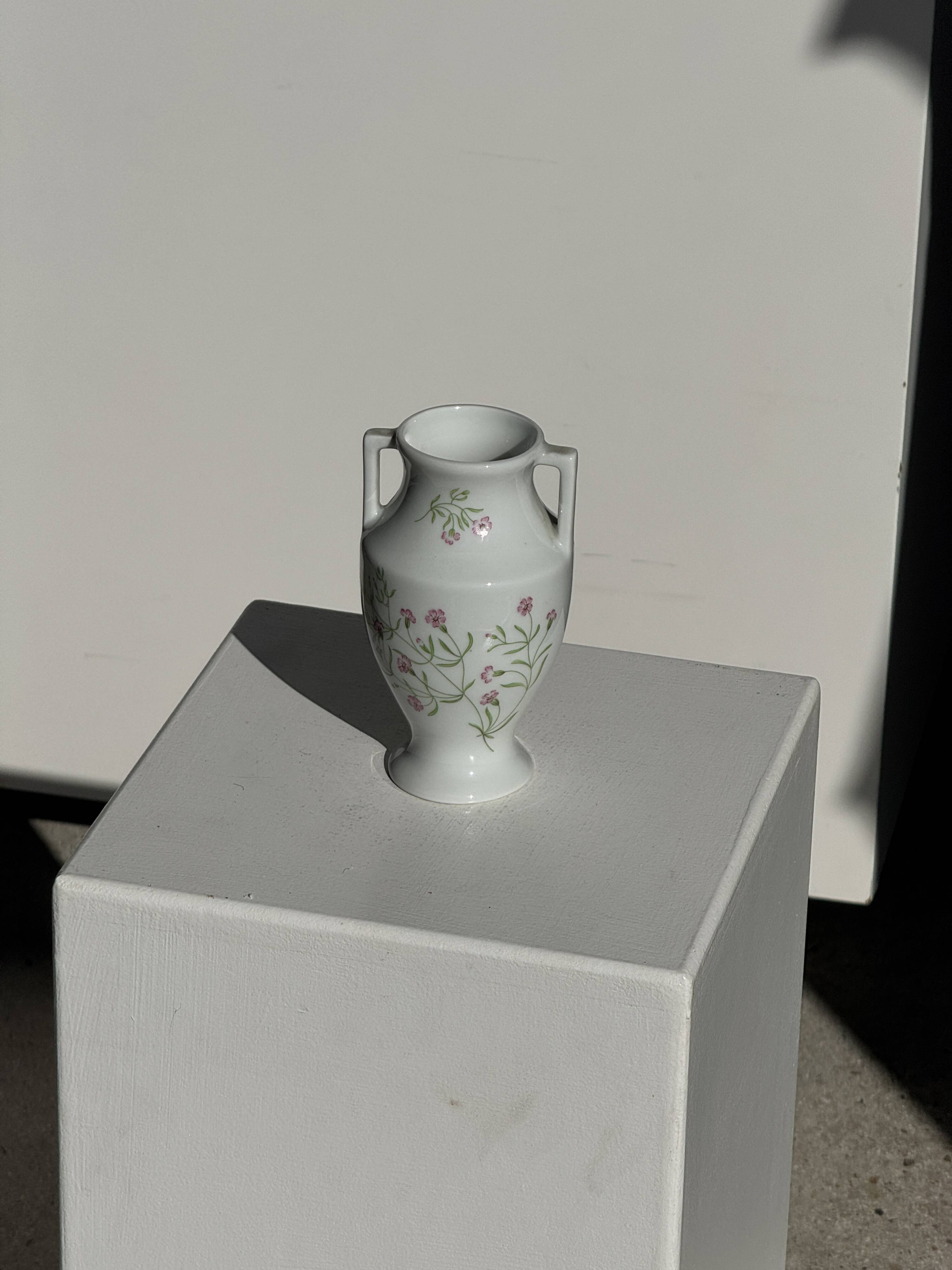 Small porcelain amphora from the Royal Lily of Limoges, limited edition, decorated.
