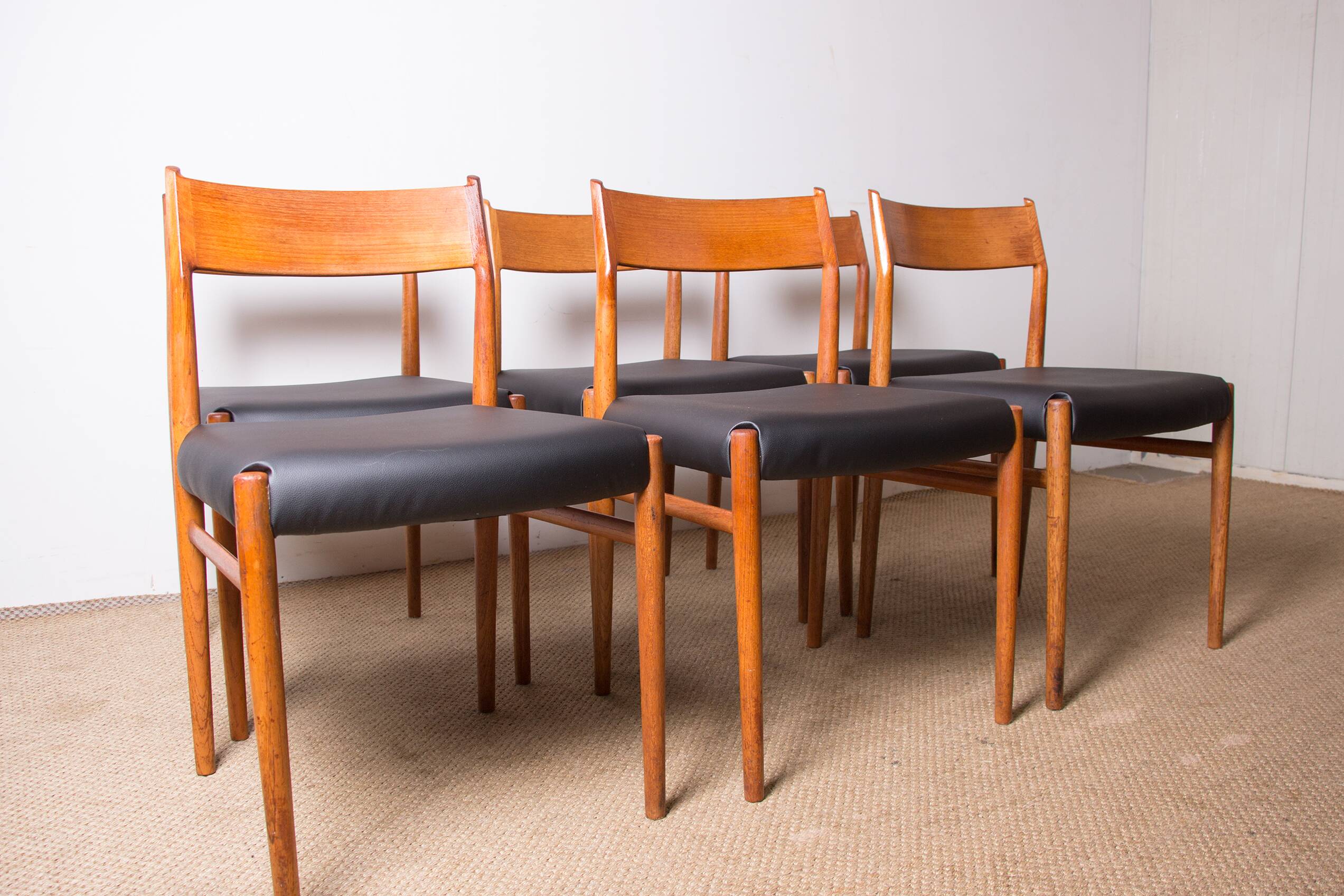 6 Danish chairs in teak and new skai, model 418 by Arne Vodder 1960.