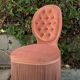 Fauteuil crapaud capitonné rose vintage