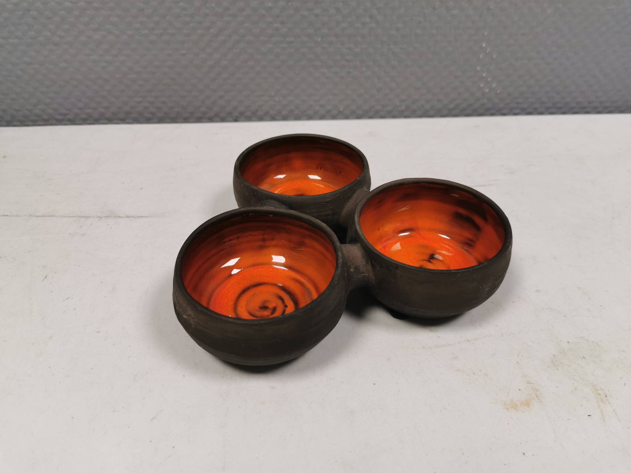 Magnifique bol (composé de 3 bols) avec glaçure orange/rouge à l'intérieur